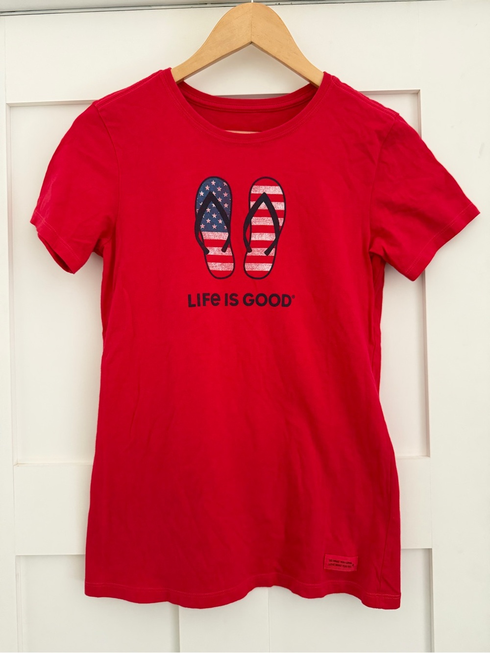 Life Is Good Red Short-Sleeve Tee with Flag Flip-Flop Graphic 100% cotton sz XS